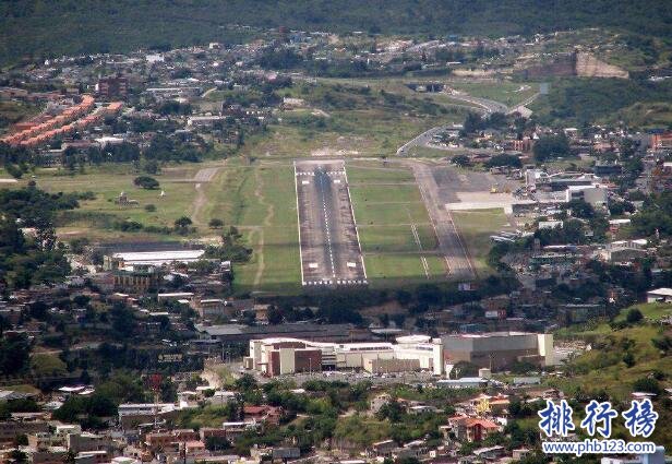 世界十大危险机场，卢卡拉机场位于海拔3000米的山脉腹地