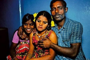 印度女子遭丈夫等10人轮奸 被逼当儿子面喝尿